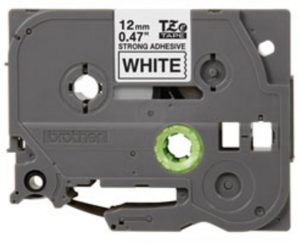 Etiqueta blanca continua laminada con adhesivo super resistente Brother TZES231, de 12 mm de ancho x 8 mts de largo. Impresión en negro.
